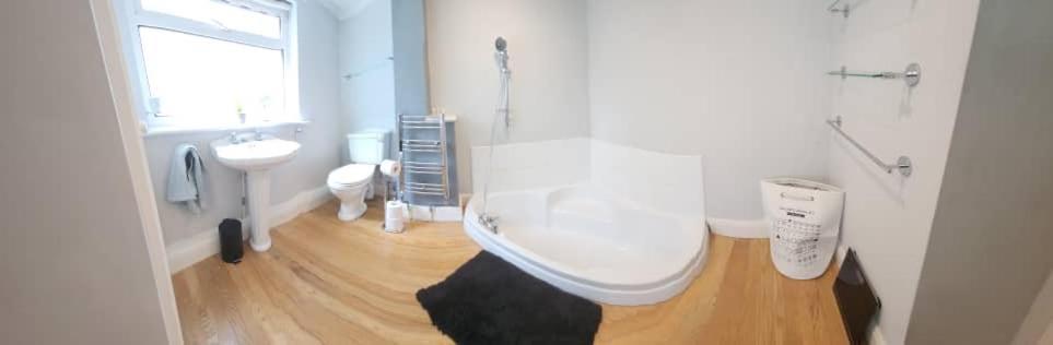 Cosy 4 Bed Home เอ็ดมันตัน ภายนอก รูปภาพ