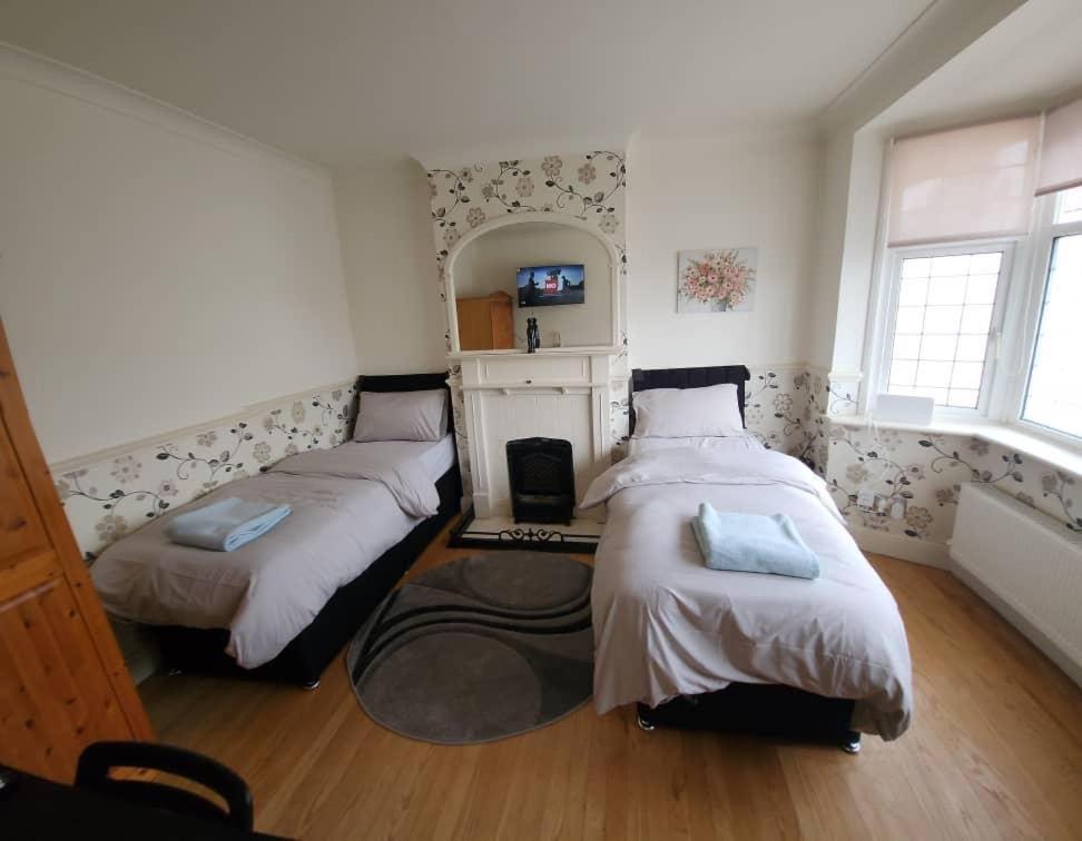 Cosy 4 Bed Home เอ็ดมันตัน ภายนอก รูปภาพ