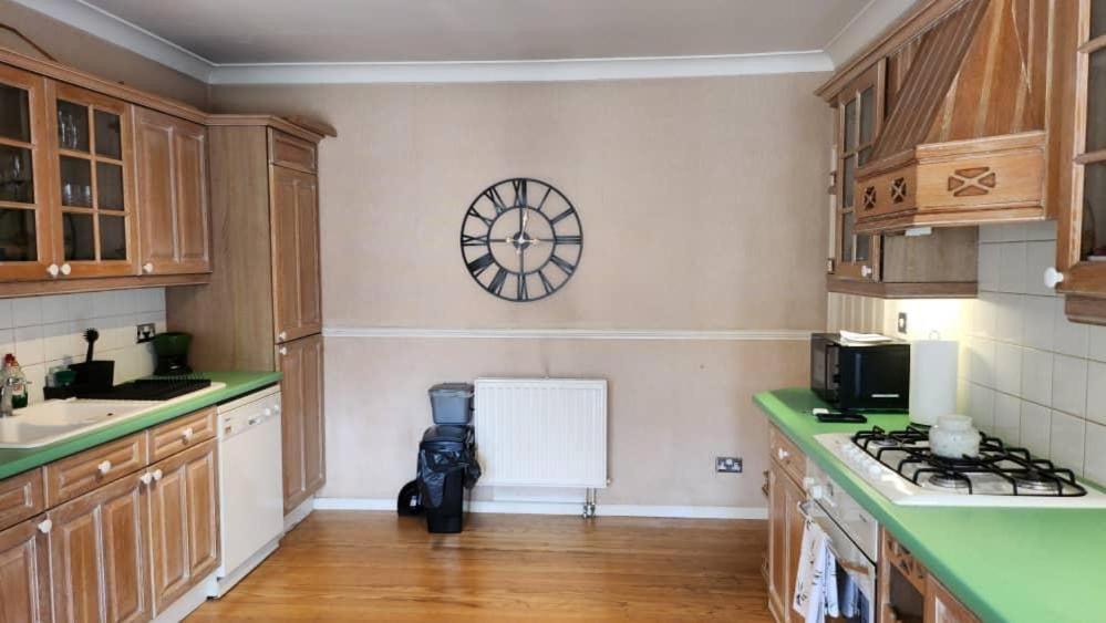 Cosy 4 Bed Home เอ็ดมันตัน ภายนอก รูปภาพ