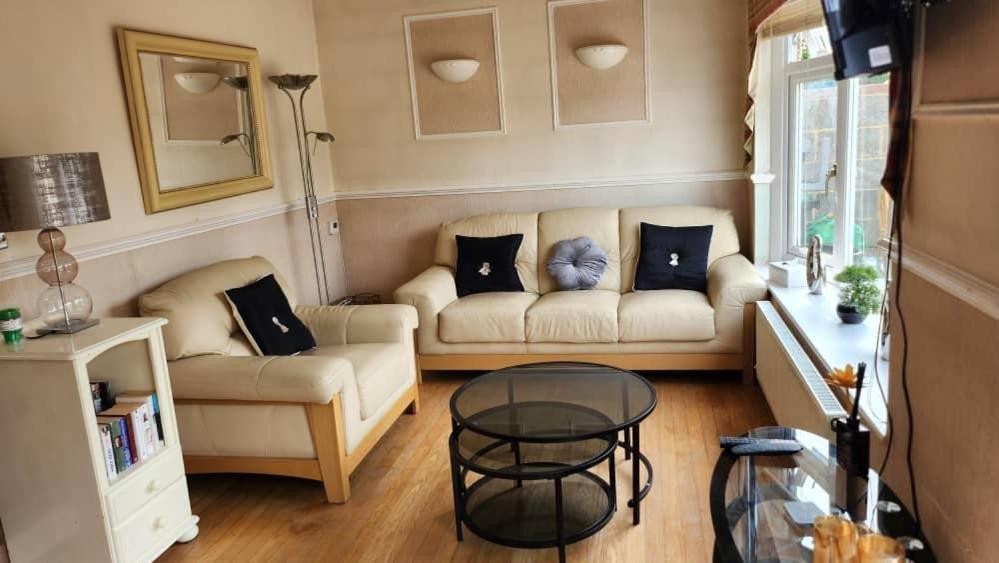 Cosy 4 Bed Home เอ็ดมันตัน ภายนอก รูปภาพ